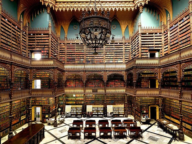 Portugalskou královskou knihovnu v brazilském Rio de Janeiru založila v roce 1837 skupina 43 portugalských politických uprchlíků na podporu své kultury. Díky tomu se dnes knihovna pyšní cennou sbírkou portugalských knih.