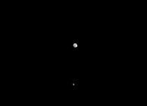 V této sérii fotografií pořízených od 12. dubna do 18. dubna 2015 Pluto a jeho největší měsíc Charon krouží okolo sebe. Jsou spolu svázány gravitací, a možná si dokonce vyměňují atmosférické plyny.