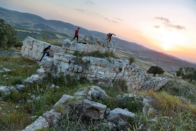 Mladíci propátrávají starořímské zříceniny v archeologické lokalitě Samaria-Sebaste na Západním břehu Jordánu, která je zčásti pod izraelskou a zčásti pod palestinskou kontrolou. Z antického města vybudovaného v předkřesťanské době se dochovalo jen forum 