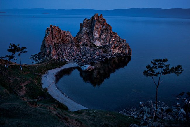 Špičky skály Burchan se zvedají jako dva kuželovité vrcholy ze sibiřského jezera Bajkal, největší masy sladké vody na světě. Lidé v celé Asii věří, že duchové spjatí s Bajkalem sídlí v tomto skalním v