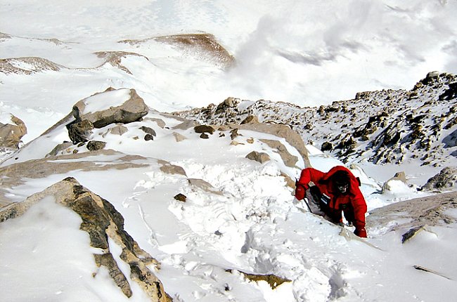 I několik desítek metrů pod vrcholem byl terén neustálé střídání ledu a skal.