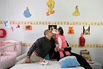 Španělská věznice Aranjuez umožňuje, aby odsouzení mohli zůstat se svým partnerem a dětmi. Postavičky z Disney pohádek, školka a hřiště mají dětem zabránit uvědomit si, že jeden z jejich rodičů si odpykává trest za mřížemi.