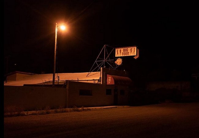 Pouliční lampa zalévá Big Four Ranch zlatým světlem. Je to jeden z jednadvaceti legálních nevěstinců v Nevadě.
