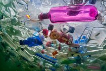 Plastové láhve zahltily Kašnu bohyně Kybelé v Madridu během výstavy, která upozorňovala na to, jak jednorázově použitelné plasty ovlivňují životní prostředí.
