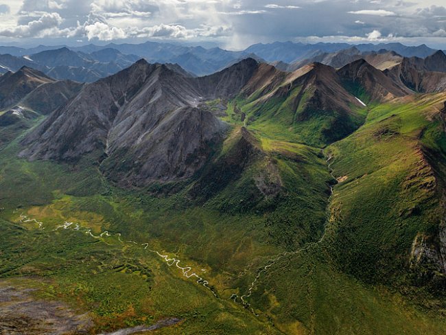 Povodí Peelu, divoké srdce Yukonského teritoria, oplývá drsnými horami a křivolakými řekami. Také ukrývá ohromné nerostné bohatství a rozdmýchává bouřlivou debatu o své budoucnosti.
