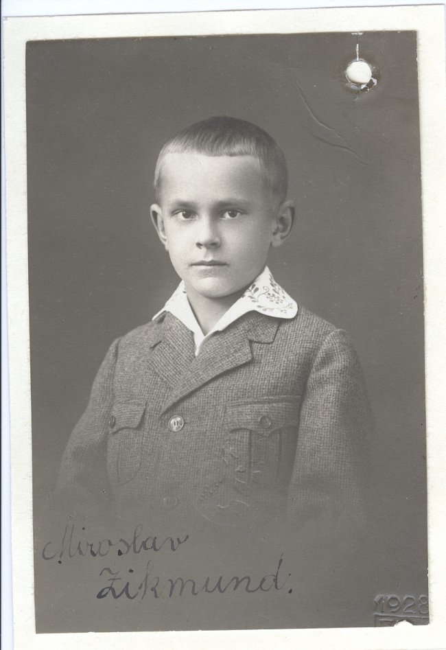 Devítiletý Mireček Zikmund s vlastnoručním podpisem. Rok 1928.