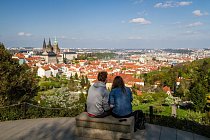 Do nejslavnějšího českého města jezdí čím dál více turistů.