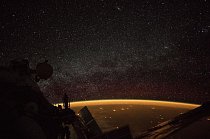 7. října 2018, kdy Mezinárodní vesmírná stanice obíhala 412 kilometrů nad Jižní Austrálií, zachytila palubní kamera tento nebeský pohled na zářící zemskou atmosféru s hvězdným pásem Mléčné dráhy v pozadí.