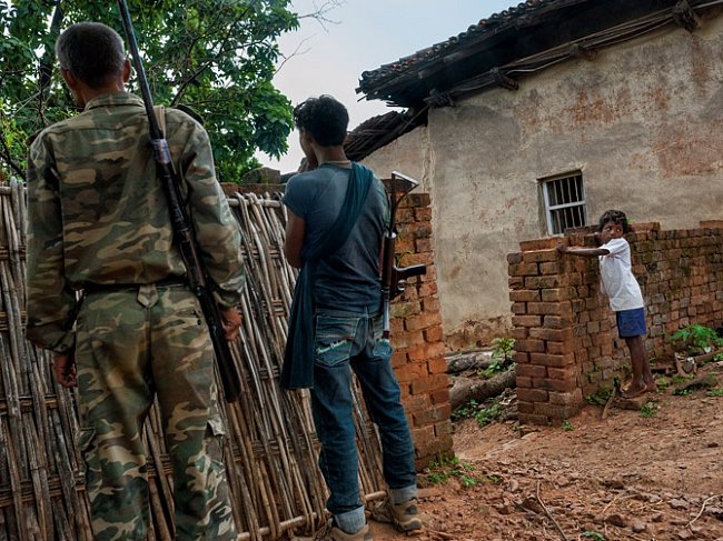 Bojovníci maoistické frakce TPC obcházejí vesnici v Džárkhandu a hledají bývalé spojence. Hnutí naksalitů se drolí kvůli svárům a podvodům při vybírání výpalného.