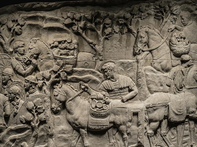 Tento výjev zobrazuje římské vojáky, jak po porážce dáckého krále Decebala nakládají kořist na soumary. Takovéto odlitky uchovávají z Traianova sloupu podrobnosti, jež narušilo znečištěné ovzduší.