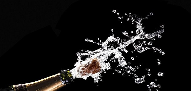 Takto si mohli 170 staré šampaňské otevřít jen bohatí zájemci, kteří nelitují vydat půl milionu za jedinou lahev.