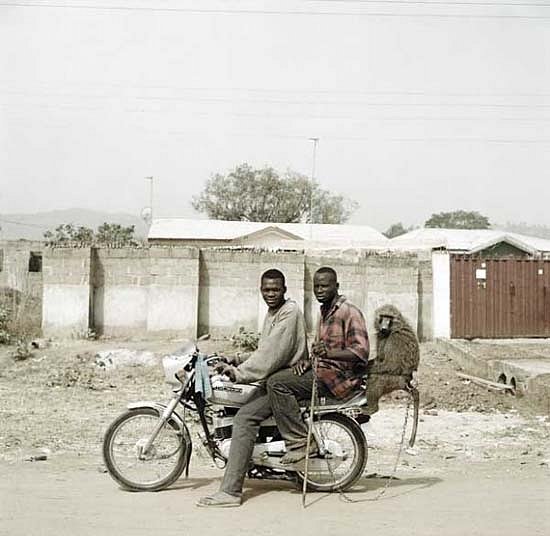 Nura Garuba s přítelem a jejich opicí, Abuja, Nigérie 2005