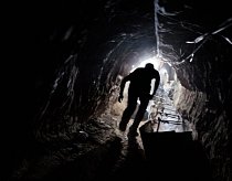 Dělník se vynořuje z jednoho ze stovek pašeráckých tunelů, jež spojují pásmo Gazy s Egyptem. 