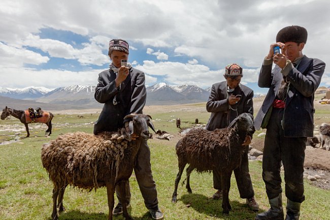Kyrgyzští pastevci zbožňují své mobilní telefony, které získávají obchodováním a udržují nabité pomocí autobaterií a solárních článků. 