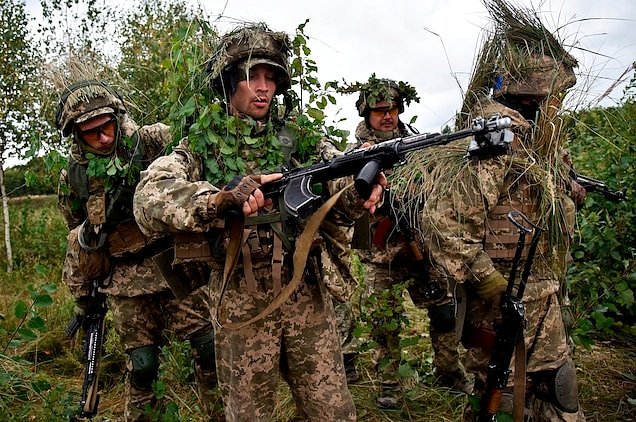Ukrajinští vojáci během výcviku v oblasti Lvova na západě Ukrajiny. Výcvik je součástí mnohonárodního programu vojenského cvičení Rapid Trident 2020, jehož se účastní ozbrojené síly Ukrajiny, Spojených států a členských států NATO
