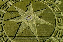 V anglickém hrabství Dorset leží v rámci rituálu skupina lidí, kteří se zajímají o kruhy v obilí, uprostřed obrazce.