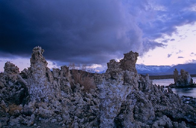 Když se přiženou bouřkové mraky, vypadá Mono Lake velmi tajemně, až mysticky