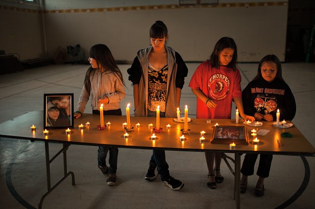 Dívky bdí při svíčkách, aby uctily památku patnáctileté Dusti Rose Jumping Eagle, která spáchala sebevraždu. Počet dobrovolných odchodů ze života mezi Oglaly v rezervaci více než třikrát převyšuje prů