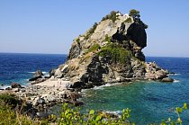 Kostelík Agios Ioannis na skalním ostrohu na ostrově Skopelos je místem závěrečné svatební scény z muzikálového kasovního trháku Mamma Mia!