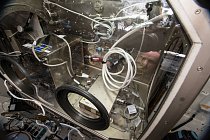 Členové posádky Mezinárodní vesmírné stanice nainstalovali první 3D tiskárnu na oběžné dráze. Pokračují tak ve výzkumu nových technologií a jejich využití ve vesmíru. Astronaut Jeff Williams v podmínkách mikrogravitace právě testuje stavitelské vzorky. 