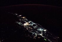 Na snímku z Mezinárodní vesmírné stanice vyčnívá indonéský ostrov Jáva z temnoty Indického oceánu jako blyštivý šperk. Jáva s více než 141 milionem obyvatel je geografickým a ekonomickým srdcem Indonésie a zároveň nejlidnatějším ostrovem světa.