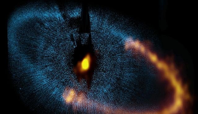 Záhadný disk hvězdy Formalhaut. Vznikají zde planety?