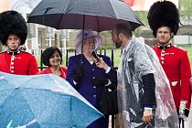 Vytrvale, v pláštěnkách a pod deštníky čekali, až se objeví jejich královna. A protože víme, že vytrvalým štěstí přeje, dočkali se i oni. 