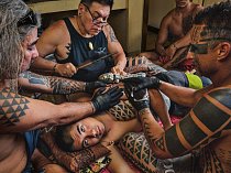 Keone Nunes tetuje Napu Hamasakiho starobylou metodou klepání na ostrý hřebínek namočený v inkoustu. Toto umění bylo na Havaji víc než sto let zapomenuté. „Naučil mě to jeden Samoan,“ říká Nunes, „nejlepší tradiční tatér své doby.“
