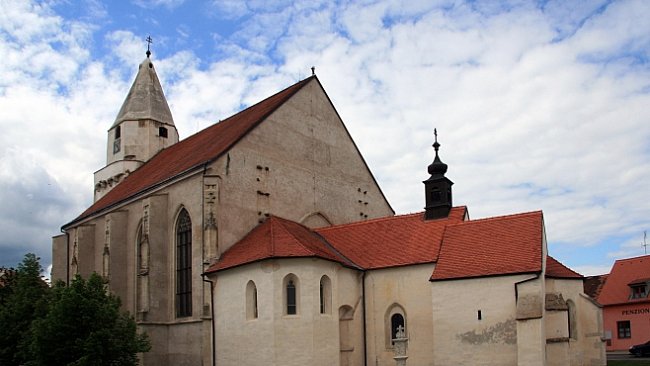 Kostel v Hnanicích je nejoriginálnější sakrální stavbou v Česku. Uvidíte tři svatyně v jednom