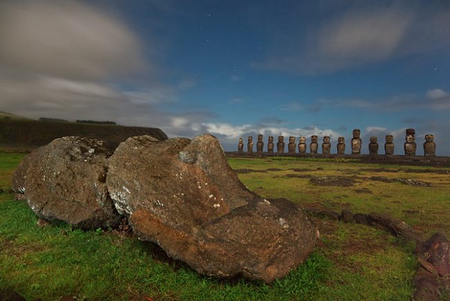 15 znovu vztyčených soch stojících zády k oceánu hlídkuje na Ahu Tongariki, největší z obřadních kamenných plošin na Velikonočním ostrově. Zdejší kameníci vytesali sochy před několika staletími ze sop
