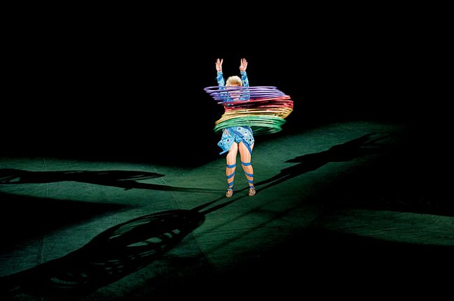 Kolem Světlany Pavlovové, tanečnice kočovného cirkusového souboru liliputánů, kteří si říkají Světlo malých hvězd, víří duha barevných obručí.