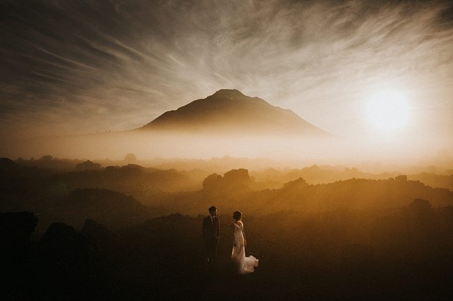 Důležitý krok na Kintamani, jedné z nejoblíbenějších turistických oblastí Bali. S dohledem aktivní sopky Mount Batur.