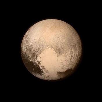 Snímek z 13.7. 2015, je poslední, který sonda New Horizons odeslala před přeletem 14.7., kdy se zaměřuje na vědu místo na odesílání údajů. „Srdce“ ukazuje hladkou tvář, což naznačuje, že ji možná udržují čistou probíhající geologické procesy.