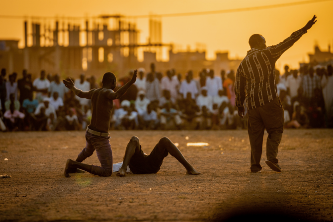 V Jižním Súdánu je wrestling chápán jako nástroj budování společnosti a národní identity. Kmenová animozita nehraje během zápolení podstatou roli a příslušníci různých etnik tráví společně čas, během kterého se mohou lépe poznat.