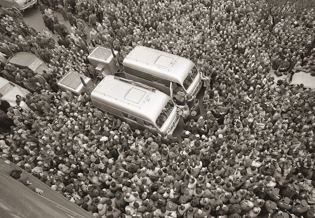 Odjezd na asijskou expedici 22. dubna 1959. Do prostoru mezi Autoklubem v Opletalově ulici a hlavním (Wilsonovým) nádražím se sešlo na 5 000 lidí.