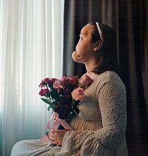 Předtím než Katie Stubblefieldová podstoupila transplantaci, nechala si zhotovit svůj portrét. Ukazuje její těžce poškozenou tvář, ale fotografka chtěla také zachytit „její vnitřní krásu a hrdost.“