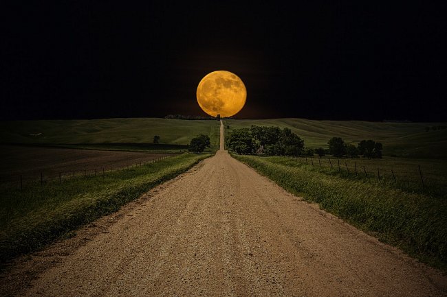 Nejlepší bude sledovat Měsíc při východu, kdy bude působit opticky větší.