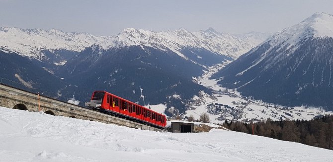 V lyžařském středisku Parsenn jezdí červený vláček do sedla Weissfluhjoch, odkud se rozbíhají další sjezdovky.