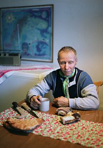 Sven Skaltje si připravuje jídlo z některých běžných složek sámské stravy – sušeného sobího masa, domácího chleba a kávy – v kuchyni bytu, který sdílí s pěti svými sourozenci v Gällivare ve Švédsku. R