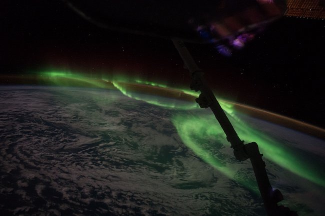 Velitel Expedice 48 Jeff Williams z NASA zachytil 25. června 2016 polární záři nad jižní Austrálií.