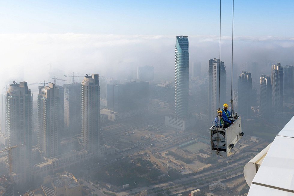 I ty nejvyšší budovy světa potřebují čas od času umýt okna. Dva muži se vznesli 250 metrů nad zem, aby se pustili do práce v 50. patře mrakodrapu v centru Dubaje. Město, které je plné staveb šplhajících se do výšky, měli možnost vidět z ptačí perspektivy.