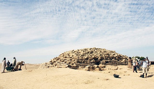 Egyptologové odkryli novou stupňovitou pyramidu