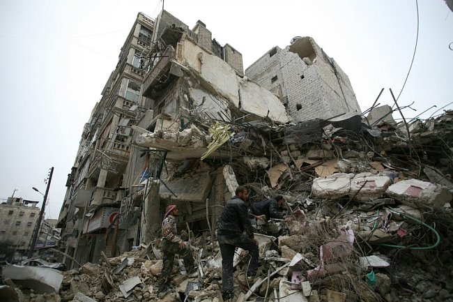 Z nemocnice ve čtvrti Al Shaar v Aleppu zbyly po bombardování jen trosky. Podobně dopadly desítky nemocnic. ČvT proto pomáhá sítím lékařů, kteří ošetřují raněné.