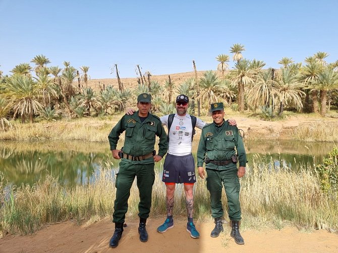 alžírský policejní doprovod před a během závodu Triathlon North Africa Ironman