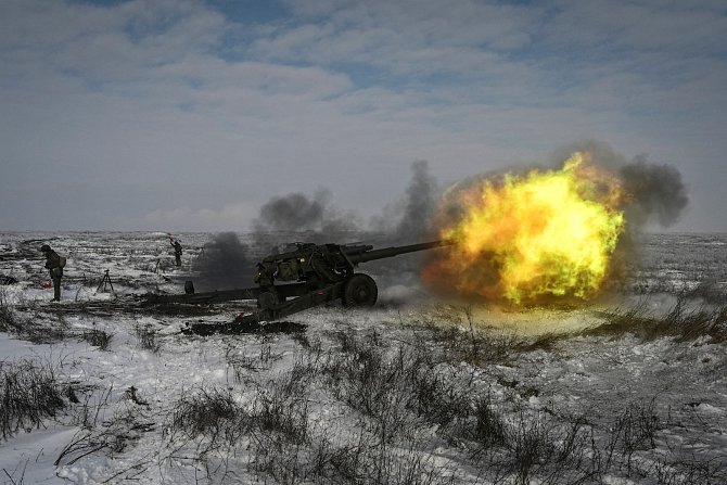 Příslušník ruské armády střílí koncem ledna z houfnice při cvičení na střelnici Kuzminsky na jihu Rostovské oblasti.
