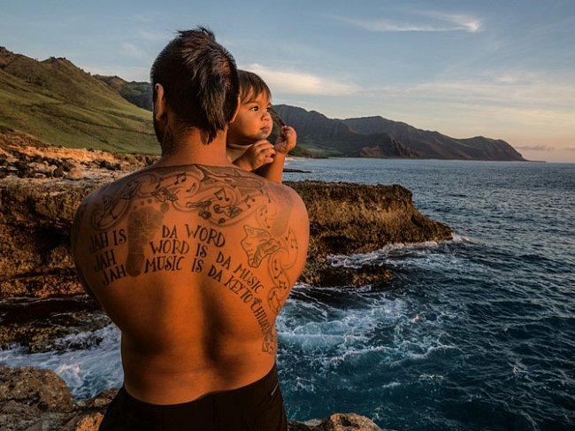 Moroni Naho’oikaika, hudebník žijící poblíž Makaha, je na výletě jižně od Kaena Point se svým synem Ezekielem. Na těle má vytetované věci blízké svému srdci: obrys Havaje, nožky staršího syna, žraloka pro ochranu a verš písně, který vyjadřuje jeho víru. „