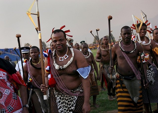 Král Mswati III. si vybírá svoji další manželku. Jeho otec měl za život 70 manželek. 