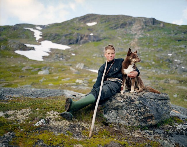 Johan Kuhmunen se psem Cammu. FOTO: Erika Larsen pro National Geographic