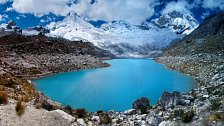 Jezero Yuraqcocha v národním parku Huascarán v Peru. I tento park je na seznamu UNESCO. Místní pohoří Cordillera Blanca má víc jak 20 hor, které převyšují 6 000 m n. m., a je tak nejvíce zaledněným tr