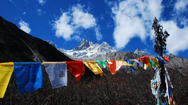 Alpy v Himálaji. Hora Genyen je pro buddhisty jednou z nejposvátnějších hor 